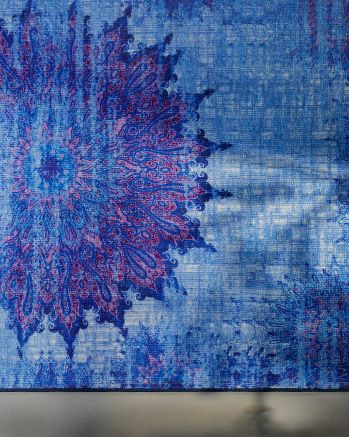 Detailaufnahme des unteren Bereichs des Vintage-Badteppichs Healing mit ornamentalem Muster.