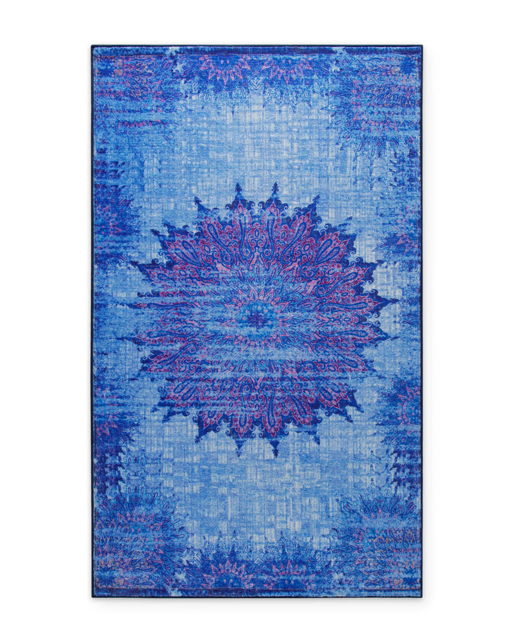 Vintage-Badteppich Healing in Blau-Multi als Freisteller mit großem orientalischem Mandala-Design.