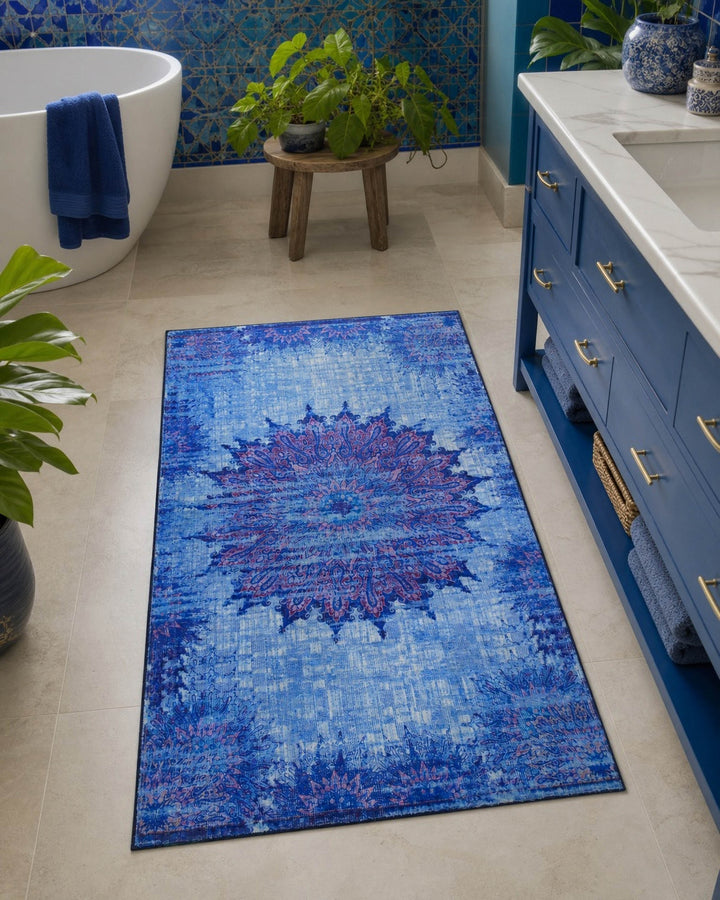 Vintage-Badteppich Healing in Blau-Multi als dekorativer Blickfang in einem stilvoll eingerichteten Badezimmer.