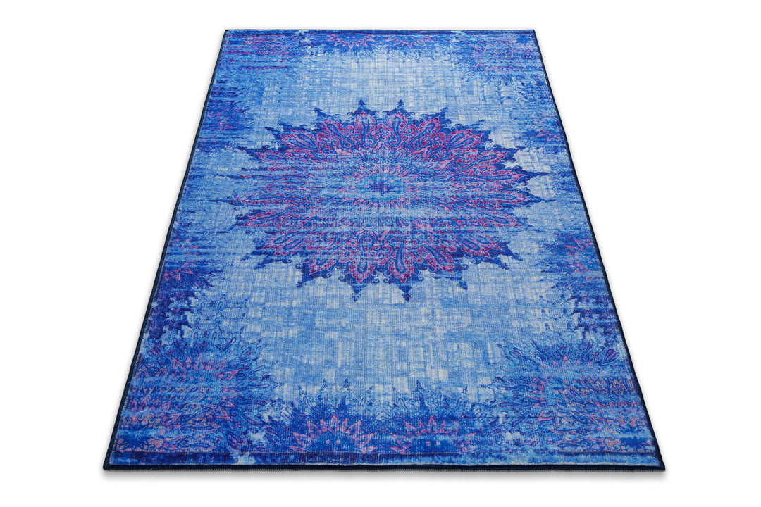 Vintage-Badteppich Healing in Blau-Multi in perspektivischer Ansicht mit dekorativem Vintage-Muster.