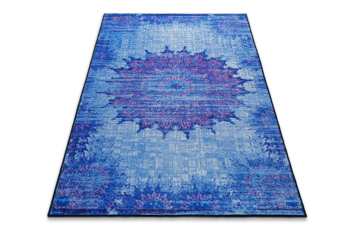 Vintage-Badteppich Healing in Blau-Multi in perspektivischer Ansicht mit dekorativem Vintage-Muster.