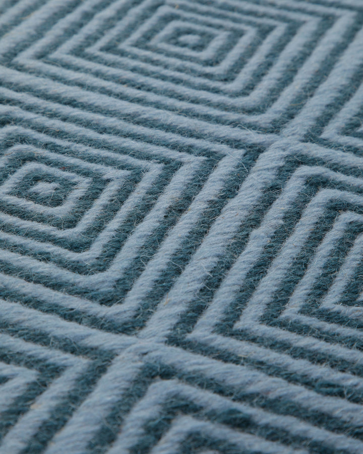 Handwebteppich Wolle Rautenmuster blau 160x230 cm – Close-up der Webart