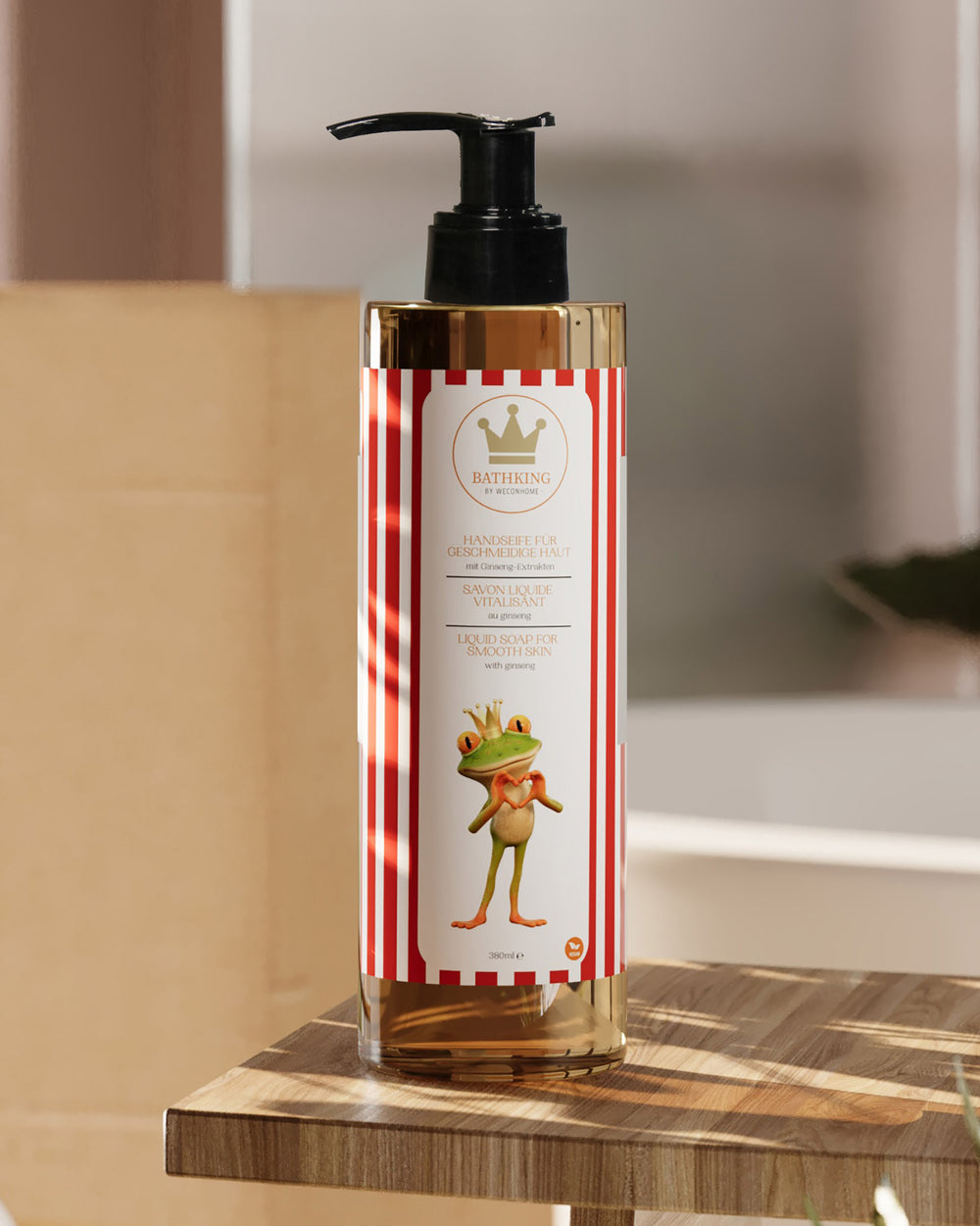 Nahaufnahme einer Ginseng Handseife mit Frosch Etikett im Sonnenlicht
