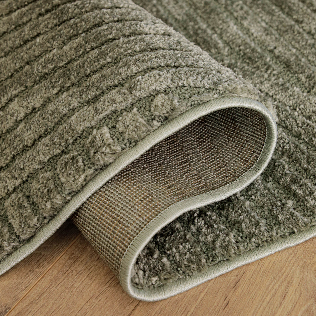 Umgeschlagene Ecke des oliv grünen Bolen – Kante und Rücken sichtbar