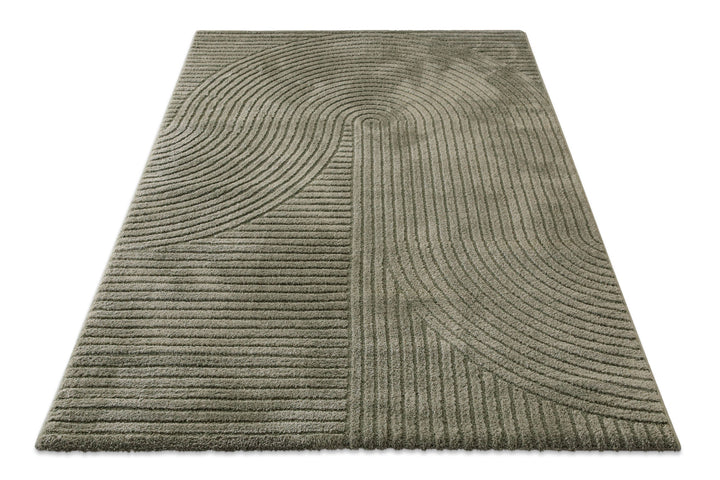 Teppich Bolen oliv grün freigestellt in Perspektive, grafisches Linienmuster