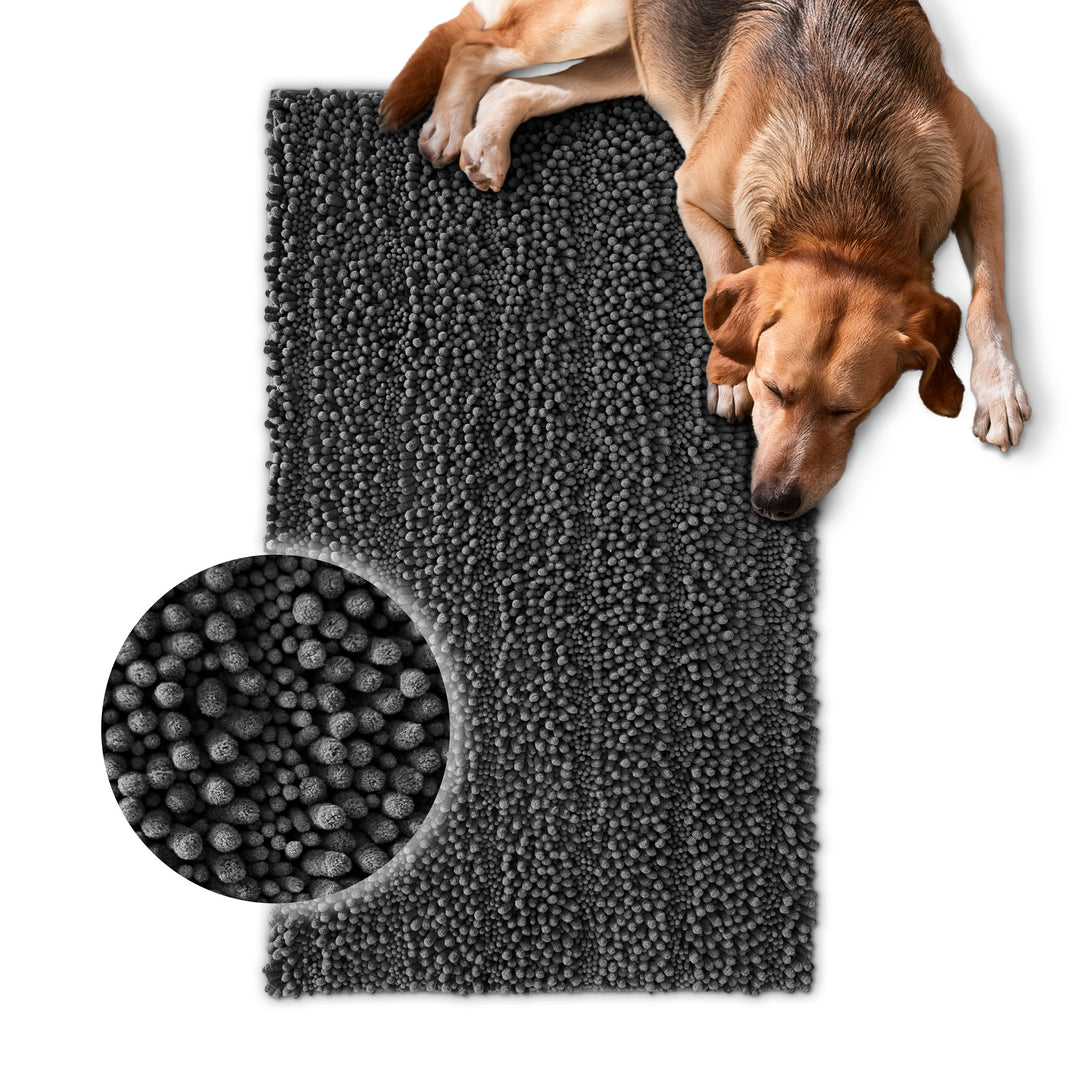 Hund liegt auf grauem Cooper-Haustierteppich, runde Detailansicht der Chenille-Struktur