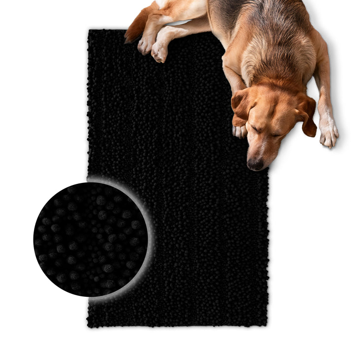 Hund liegt auf schwarzem Cooper-Haustierteppich, runde Detailansicht der Chenille-Struktur