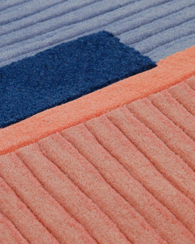Diagonale in Blau und Koralle - Handtuft 160 x 230 cm – Detailaufnahme der Textur
