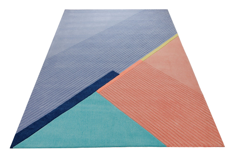 Diagonale in Blau und Koralle - Handtuft 160 x 230 cm – Teppich im Raum platziert