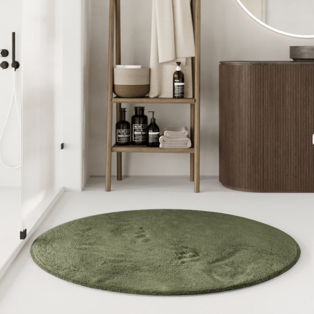 Emil Badteppich oliv grün Hochflor rund im Badezimmer