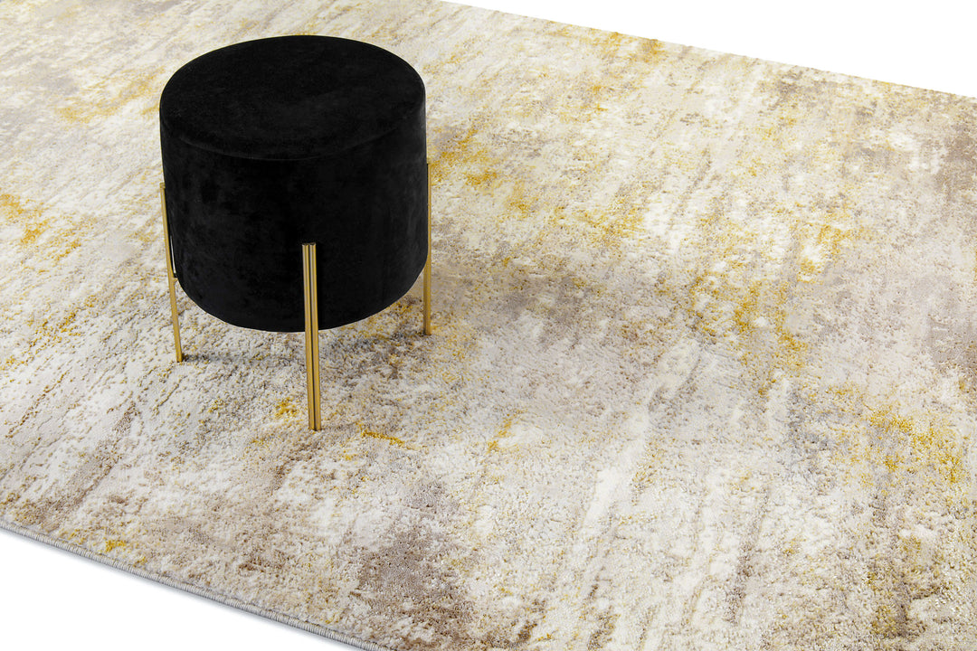 Esprit Feel Vintage 2.0 Teppich Creme Gold im Wohnraum mit Hocker, zeigt Farbwirkung und Vintage-Charakter im Raum