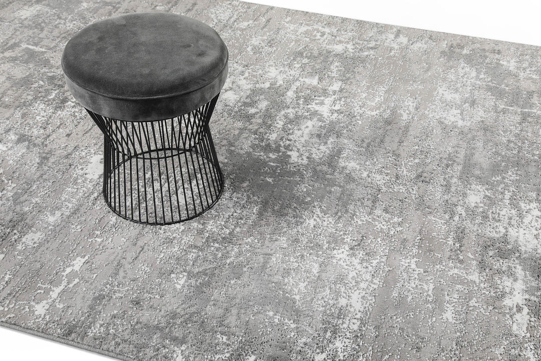 Esprit Feel Vintage 2.0 Teppich Grau Silber im Wohnraum mit Hocker, zeigt Nutzung und Farbwirkung im Raum