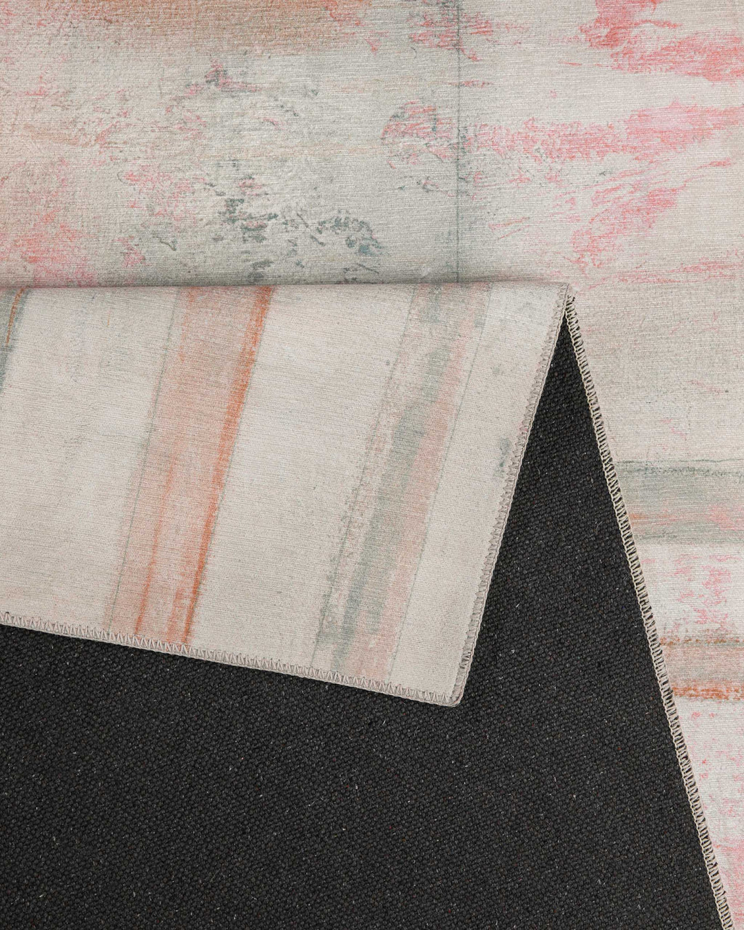 Esprit Flachgewebeteppich Alt Rosa "Maui", Detailaufnahme der gekettelten Kante vor dunklem Hintergrund
