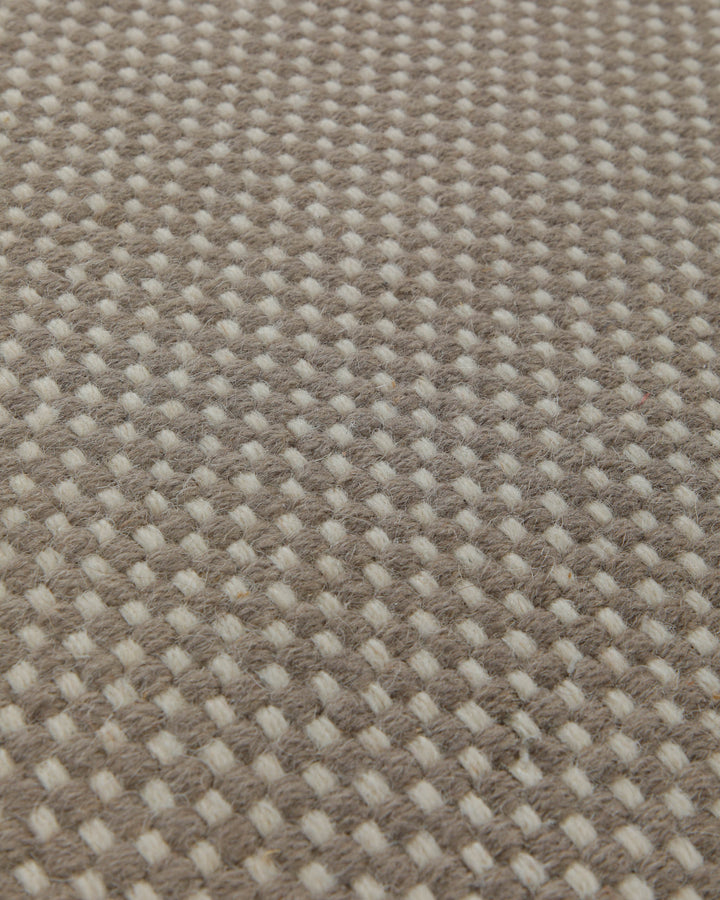 Handwebteppich Wolle Feinstruktur greige 160x230 cm – Detailaufnahme der Musterung