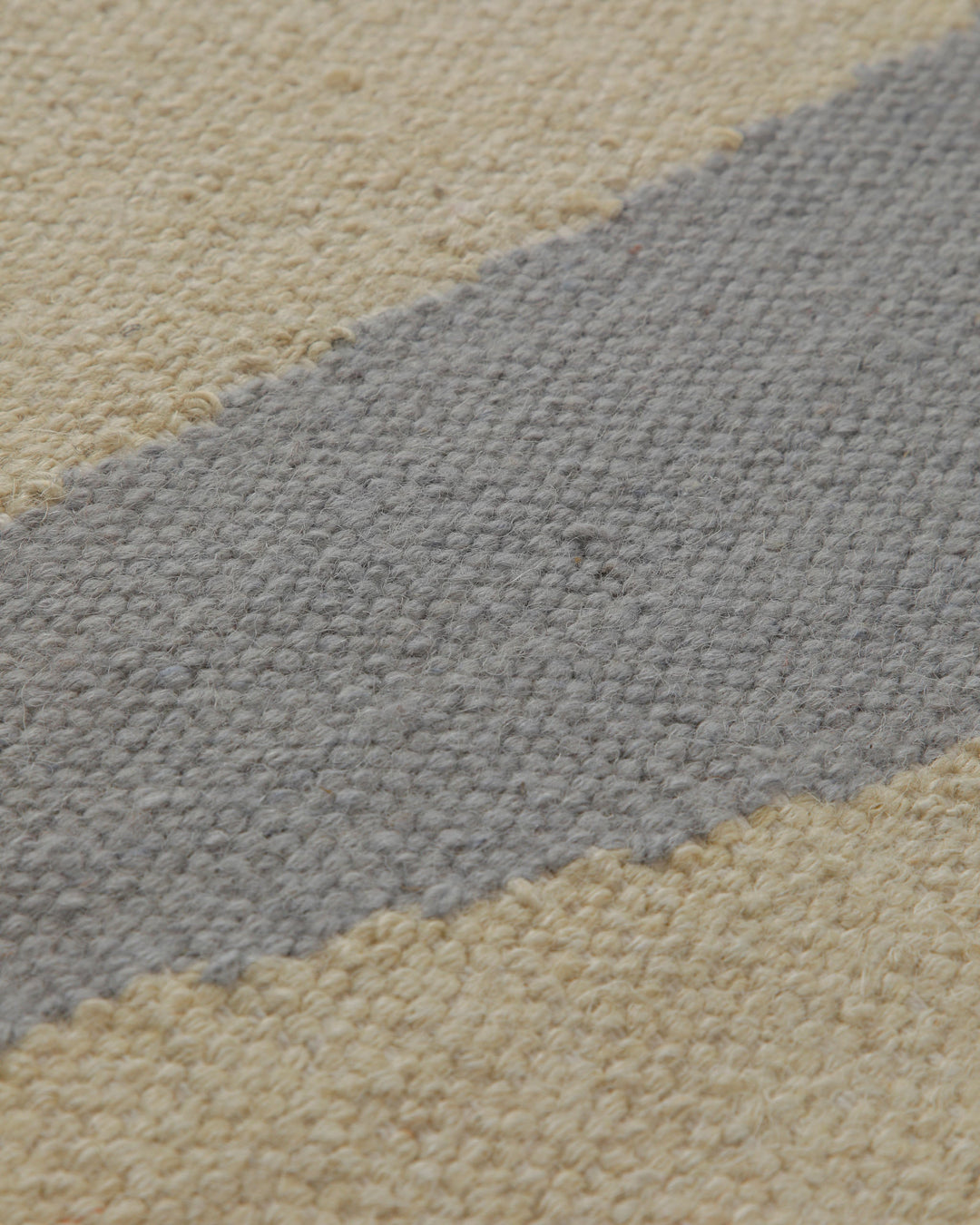 Handwebteppich Wolle Dreiecke grau creme 160x230 cm – Detailansicht des Flors