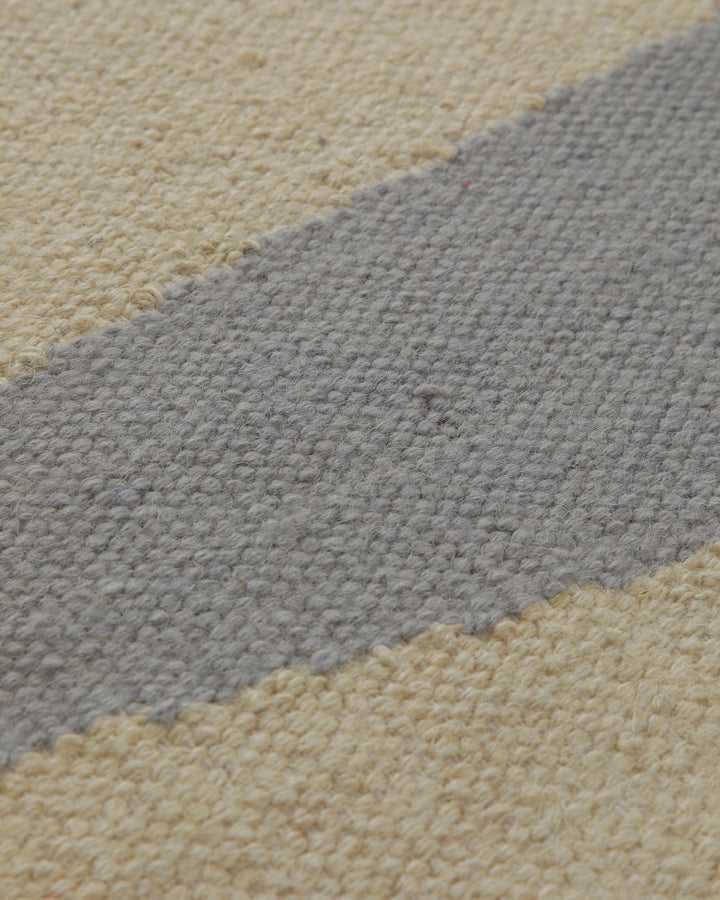 Handwebteppich Wolle Dreiecke grau creme 160x230 cm – Detailansicht des Flors