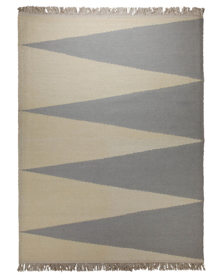 Handwebteppich Wolle Dreiecke grau creme 160x230 cm – Komplettansicht des Teppichs freigestellt