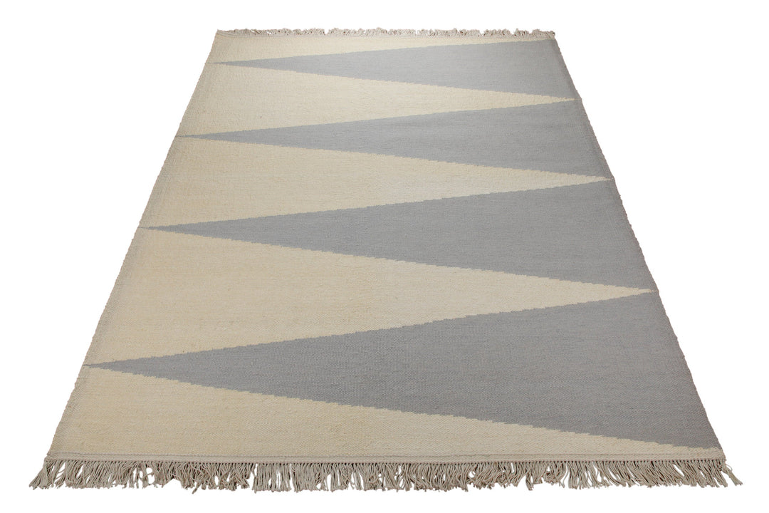 Handwebteppich Wolle Dreiecke grau creme 160x230 cm – im Wohnraum in Szene gesetzt