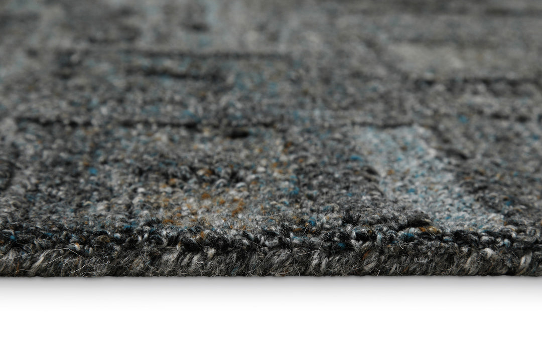 Detailaufnahme der Textiloberfläche des Hamptons FORTYTWO Teppichs mit fein ausgearbeiteter Webstruktur.