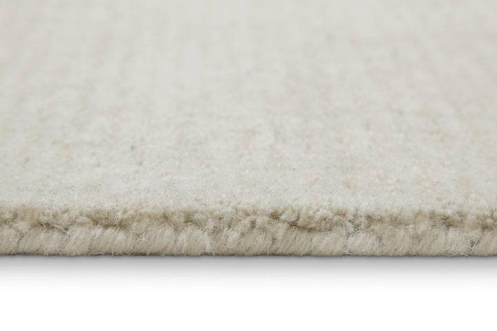 Detailaufnahme des Hamptons THIRTYTWO Teppichs mit klar erkennbarer Webstruktur und präziser Musterführung im Flor.