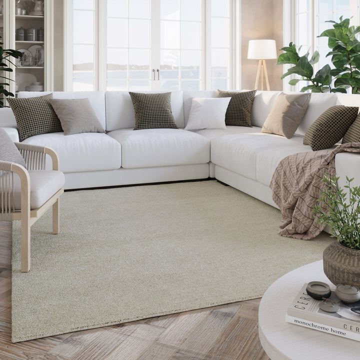 Hamptons THIRTYTWO Teppich im Wohnbereich platziert, harmonisch kombiniert mit modernen Möbeln und natürlichem Licht.