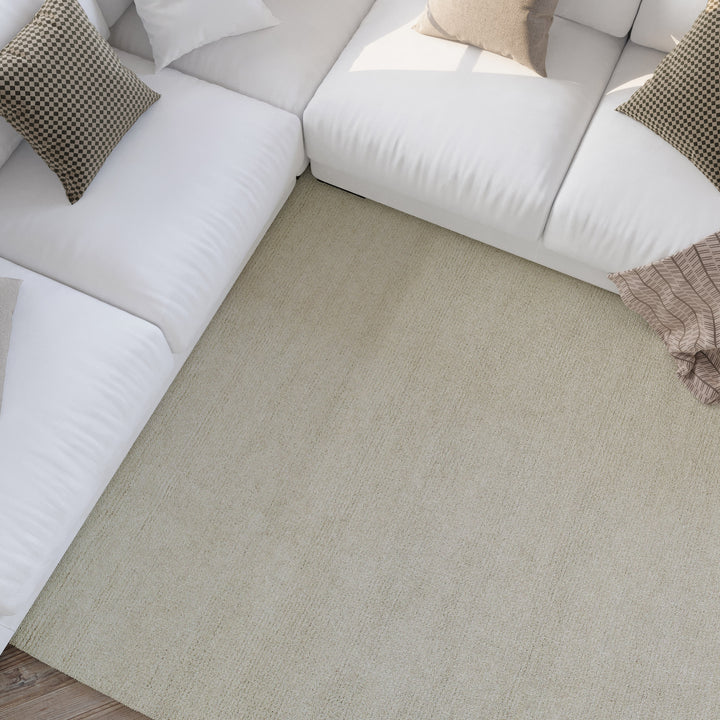 Hamptons THIRTYTWO Wohnteppich aus weiterer Perspektive im Raum mit modernem Design und klarer Linienführung.