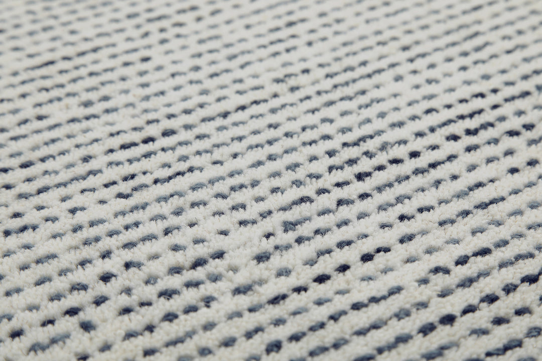 Feines Oberflächendetail des Hamptons THIRTYTWO Wohnteppichs, das die dezente Musterung und textile Qualität zeigt.