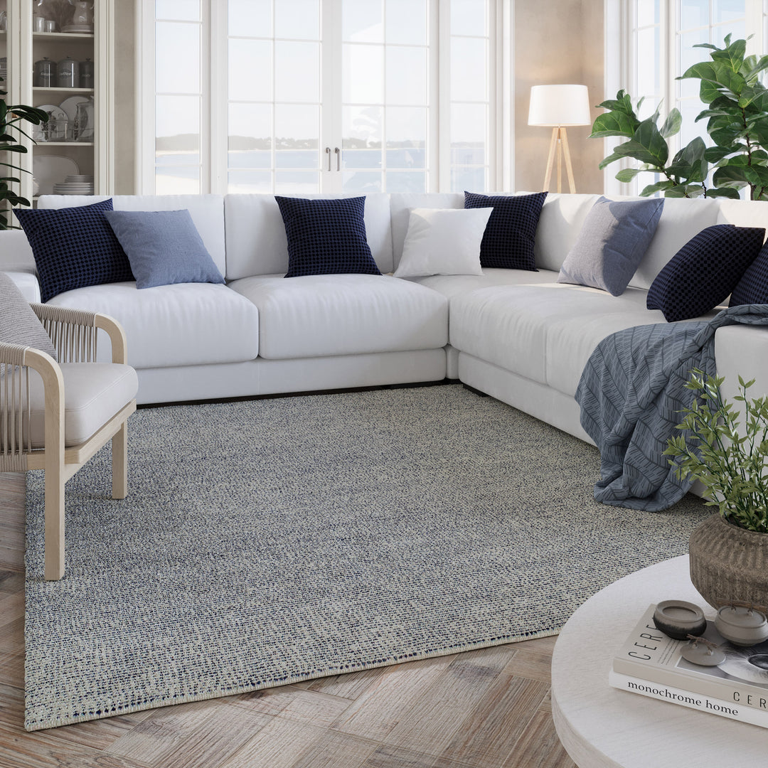 Hamptons THIRTYTWO Teppich im Wohnbereich ausgelegt, harmonisch abgestimmt auf Möbel und Wohnaccessoires.