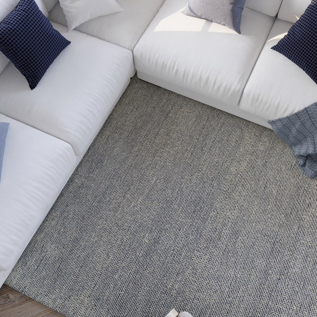 Weitere Raumansicht des Hamptons THIRTYTWO Wohnteppichs mit natürlichem Lichteinfall und klarer Strukturwirkung.