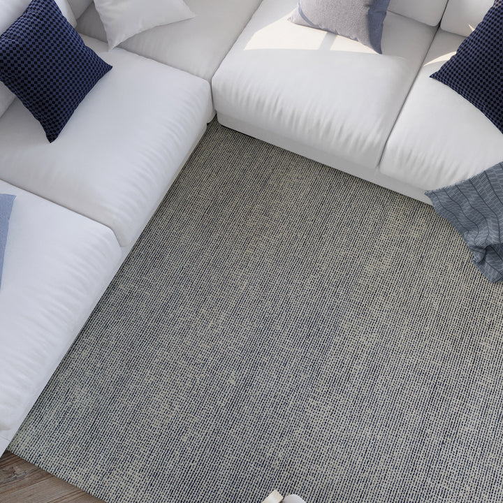 Weitere Raumansicht des Hamptons THIRTYTWO Wohnteppichs mit natürlichem Lichteinfall und klarer Strukturwirkung.