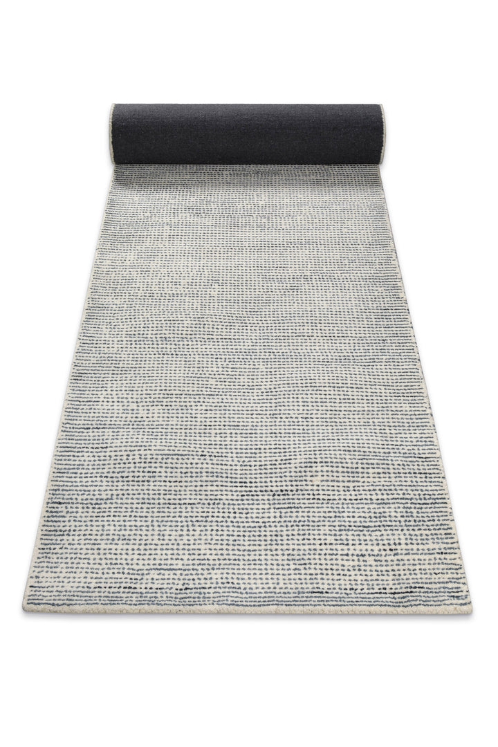 Perspektivische Darstellung des Hamptons THIRTYTWO Läufers mit betonter Struktur und hochwertiger Ausführung.