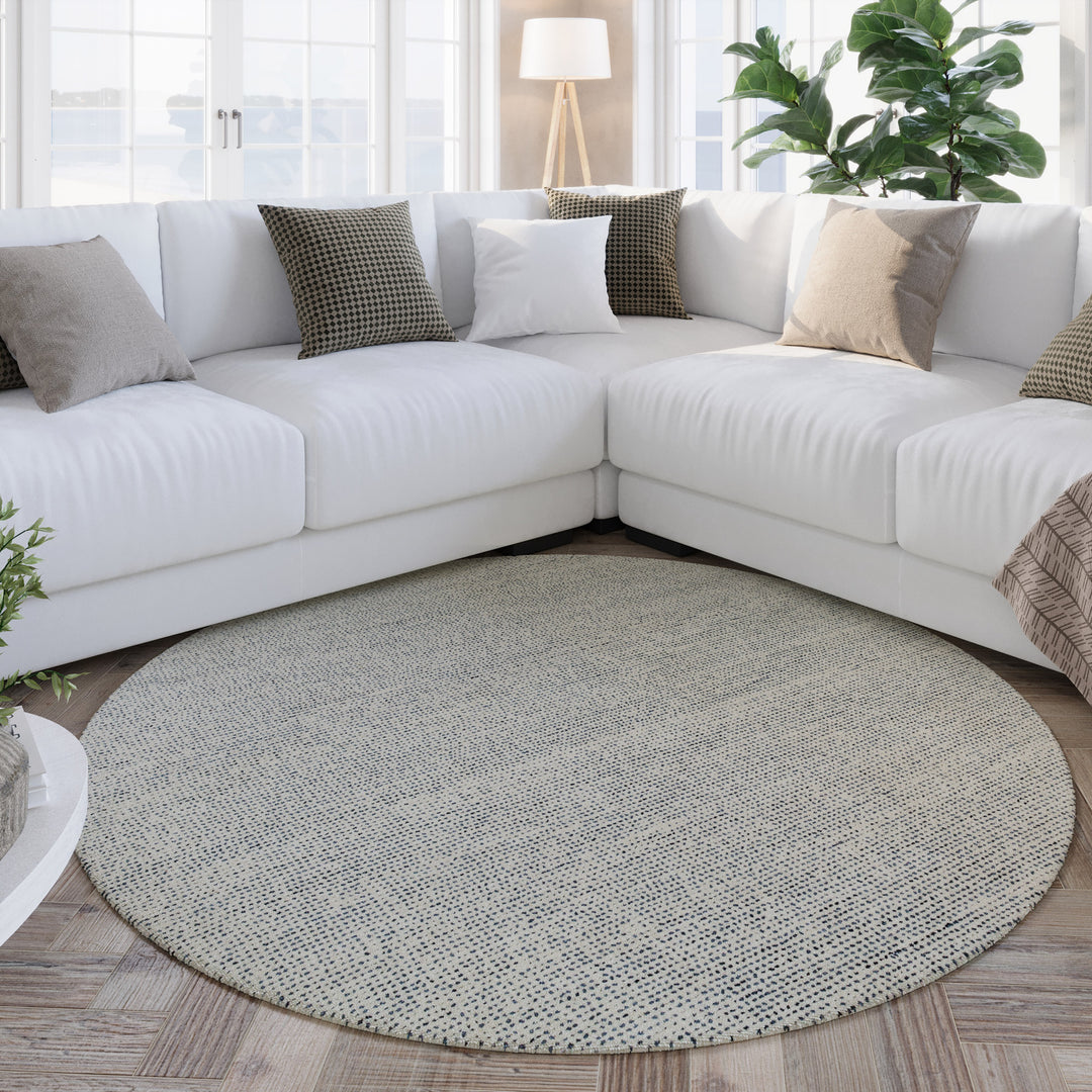 Hamptons THIRTYTWO Teppich aus alternativer Blickrichtung im Wohnraum mit harmonischem Gesamtbild.