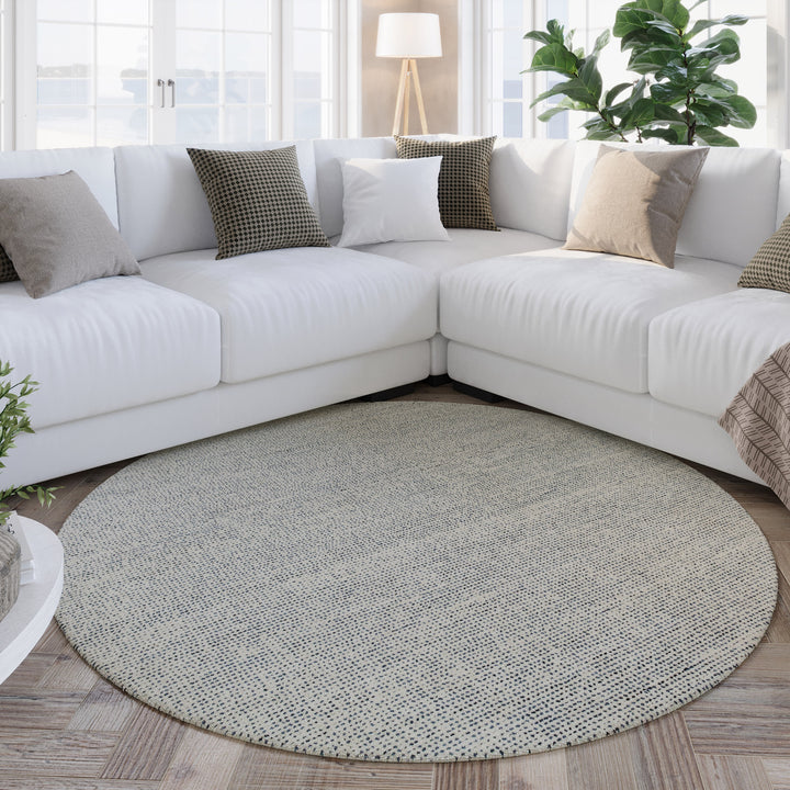 Hamptons THIRTYTWO Teppich aus alternativer Blickrichtung im Wohnraum mit harmonischem Gesamtbild.