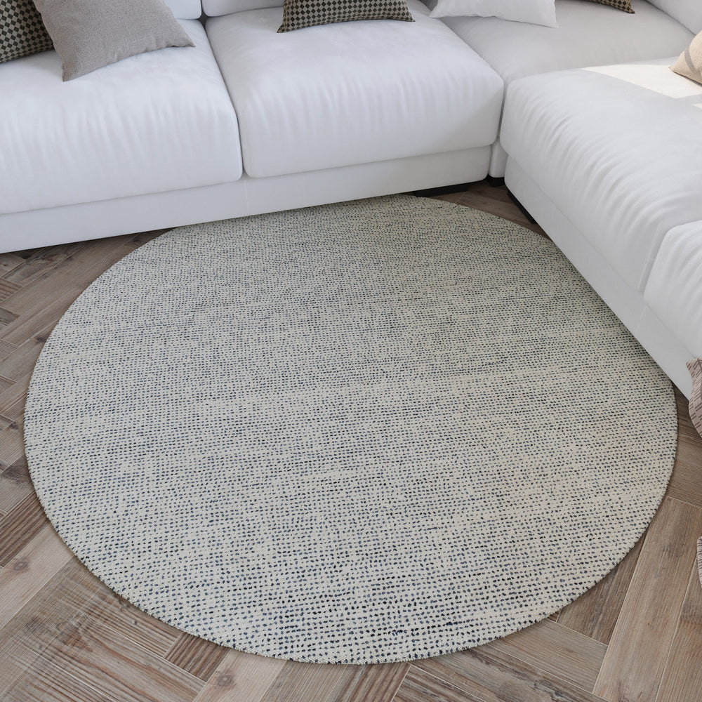 Hamptons THIRTYTWO Teppich aus rückwärtiger Raumansicht mit moderner und klarer Designwirkung.