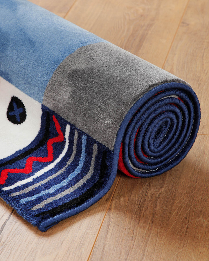 Aufgerollter Kinderteppich Hand&Feet mit grauer Rückseite und Fußabdruck-Muster am Rand