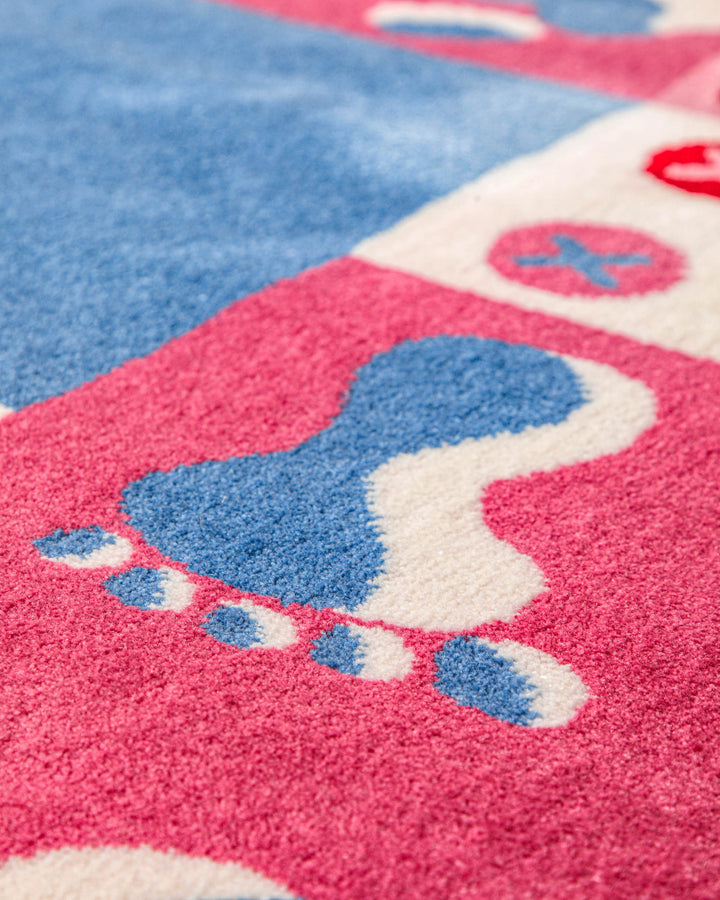 Nahaufnahme des Kinderteppichs Hand&Feet mit blauem und weißem Fußabdruck-Motiv