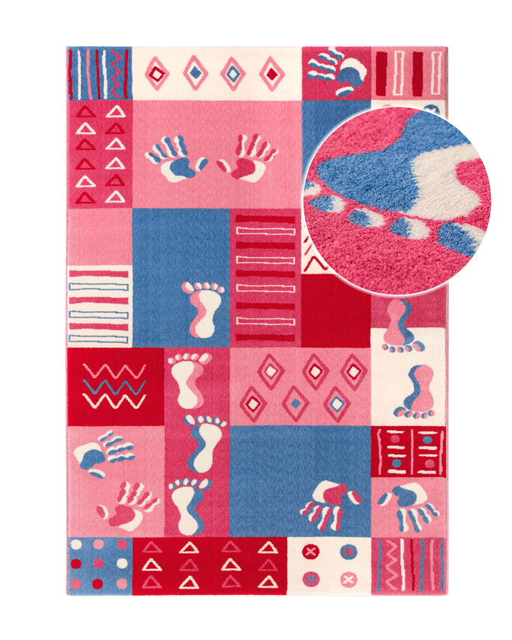 Kinderteppich Hand&Feet komplett von oben, symmetrisches Patchwork aus Pink- und Blautönen mit Hand- und Fußabdruck-Motiven und Detailbld