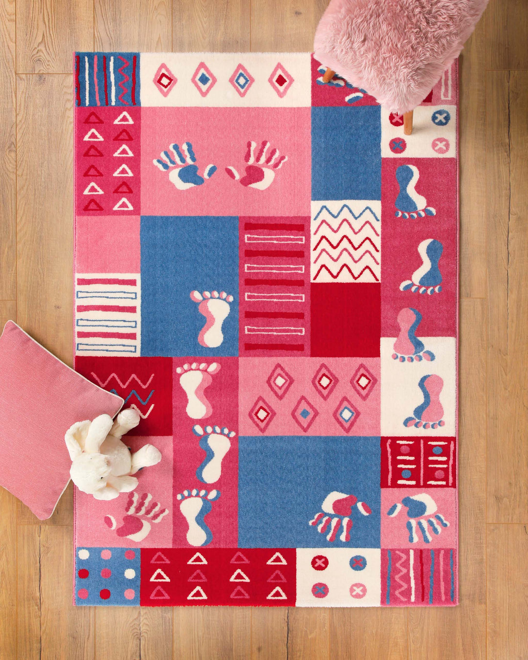 Kinderteppich Hand&Feet in Pink und Blau mit Patchwork-Muster aus Hand- und Fußabdrücken, Punkten und Zickzack-Streifen