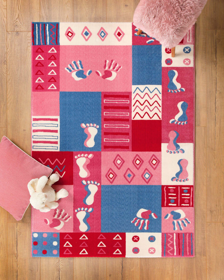 Kinderteppich Hand&Feet in Pink und Blau mit Patchwork-Muster aus Hand- und Fußabdrücken, Punkten und Zickzack-Streifen