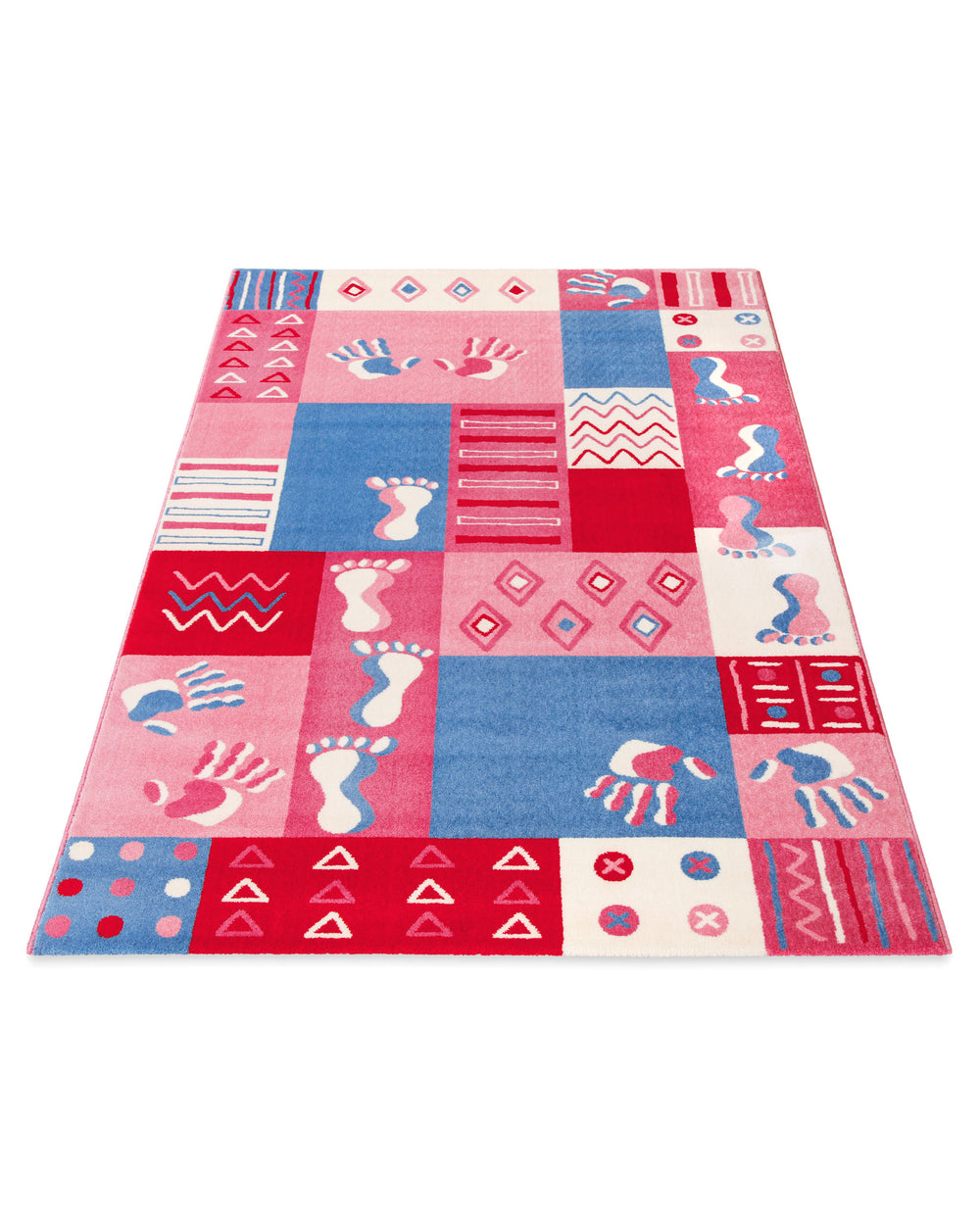 Kinderteppich Hand&Feet schräg von oben fotografiert, Patchwork-Design mit Hand- und Fußabdrücken vollständig sichtbar