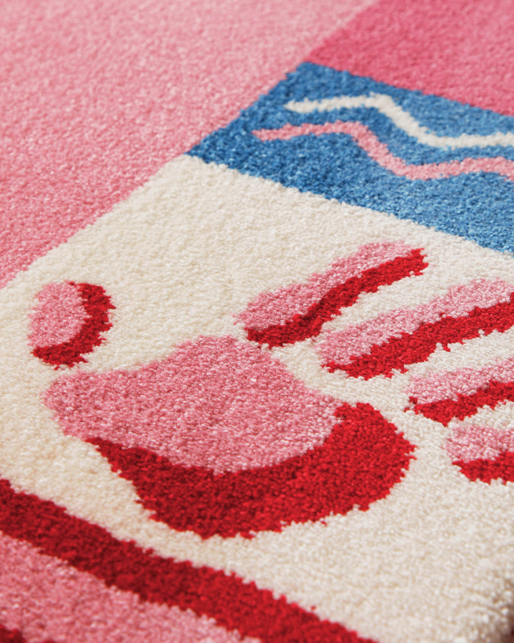 Detailaufnahme des Randmusters vom Kinderteppich Hand&Feet mit rotem Handabdruck auf cremefarbenem Untergrund
