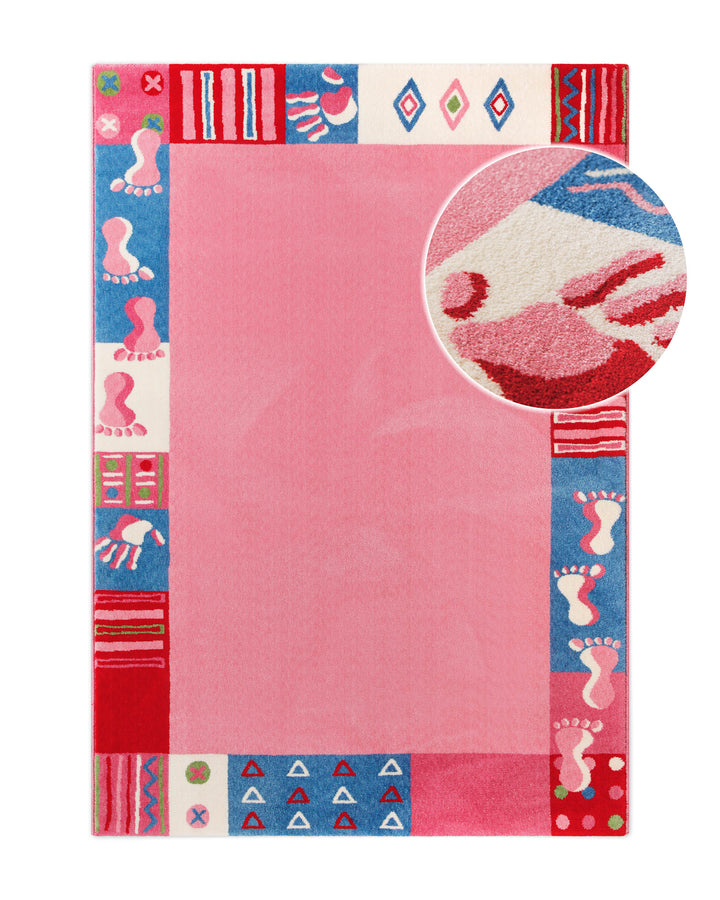 Kinderteppich Hand&Feet in Rosa mit unifarbener Mitte und gemustertem Rand aus Hand- und Fußabdrücken, Zickzack- und Rautenmuster