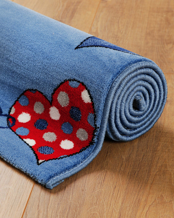 Aufgerollter Kinderteppich Just Hearts mit Herz-Muster am Rand