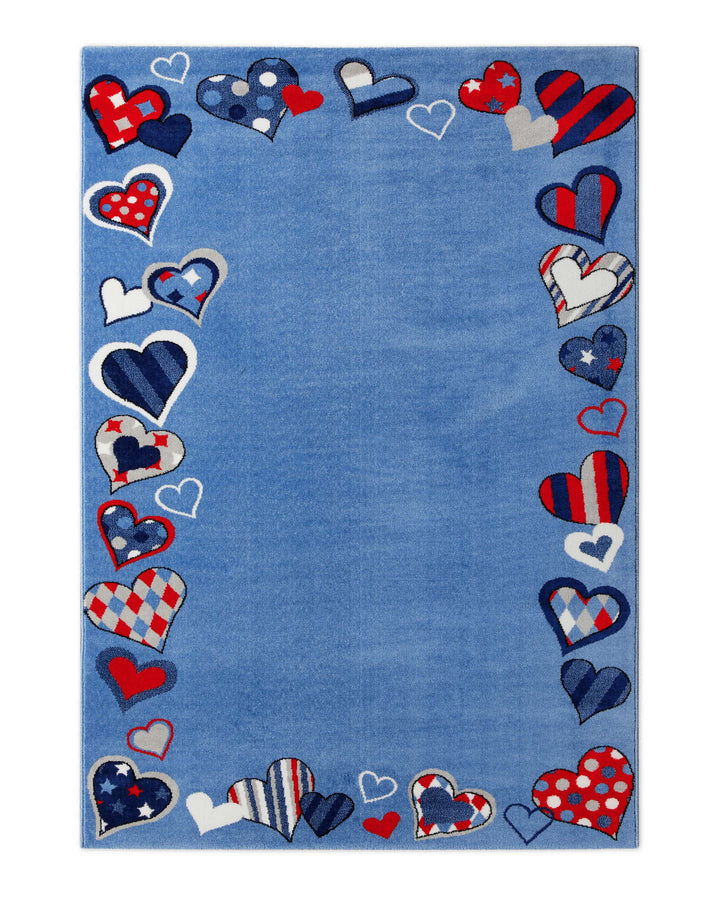 Kinderteppich Just Hearts komplett von oben, unifarbene blaue Mitte umrahmt von Herzen in Rot, Weiß und Blau