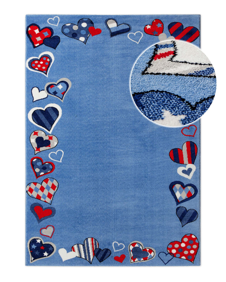 Kinderteppich Just Hearts in Blau mit unifarbener Mitte und gemustertem Rand aus Herzen in Rot, Weiß und Blau