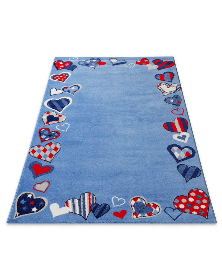 Kinderteppich Just Hearts perspektivisch von oben fotografiert, unifarbene blaue Mitte mit Herz-Rand