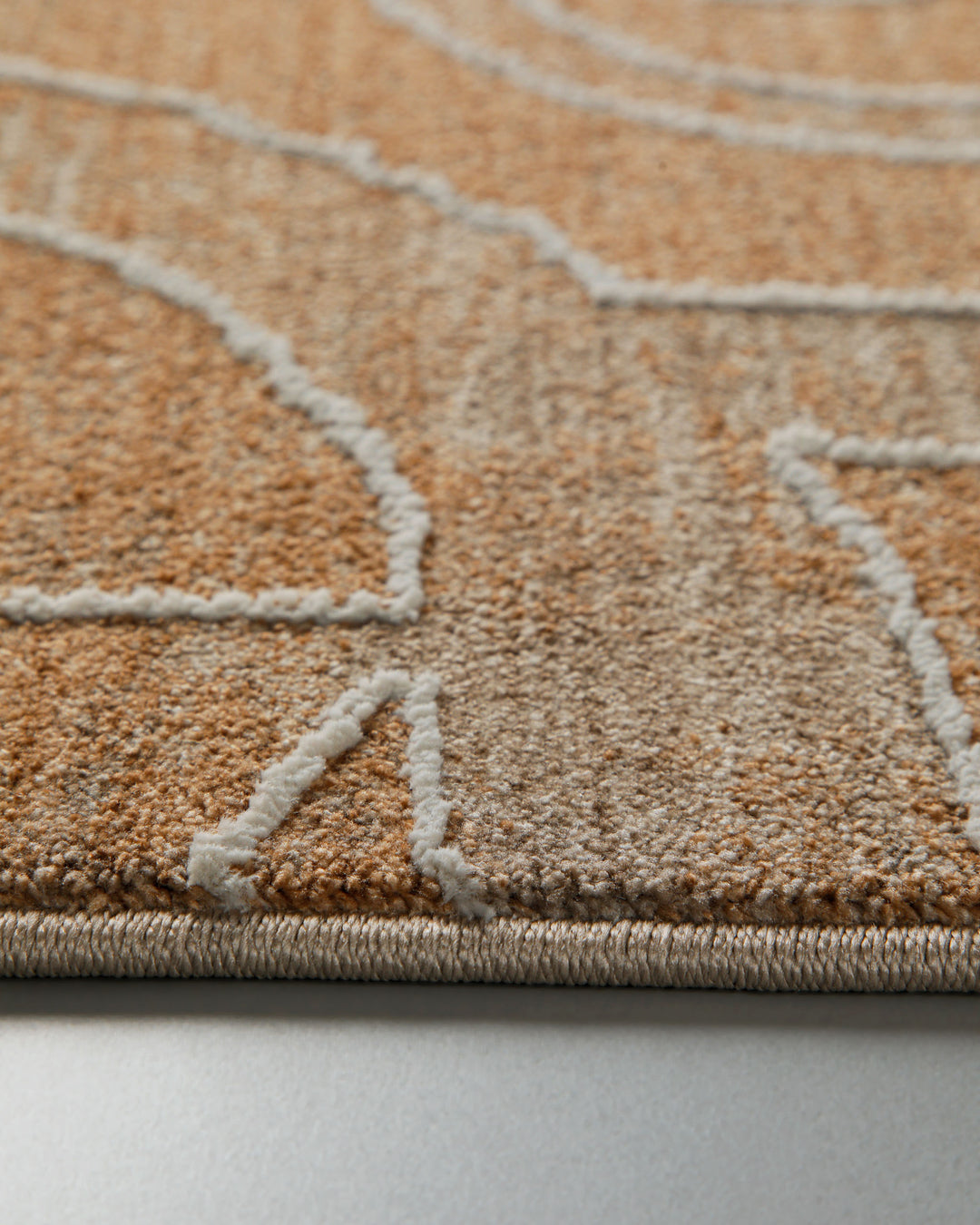 Kurzflor Teppich Beatle-B in Braun Bunt Nahaufnahme der weichen Oberflächenstruktur und Musterdetails