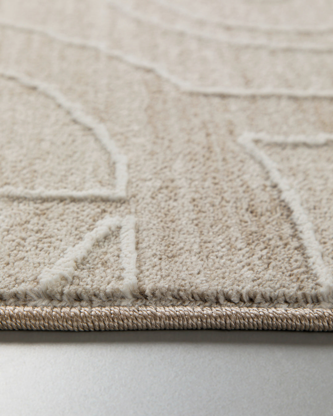 Kurzflor Teppich Beatle-B in Beige Bunt Nahaufnahme der weichen Oberflächenstruktur und Musterdetails