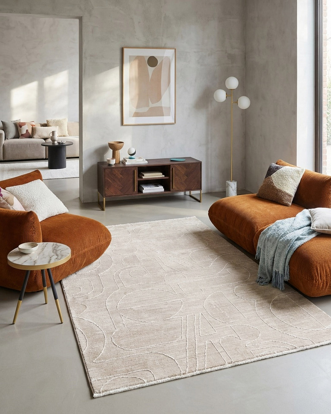 Kurzflor Teppich Beatle-B in Beige Bunt mit modernem abstraktem Muster im Wohnzimmer vor Sofa und Wohnmöbeln