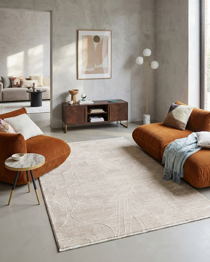 Kurzflor Teppich Beatle-B in Beige Bunt mit modernem abstraktem Muster im Wohnzimmer vor Sofa und Wohnmöbeln
